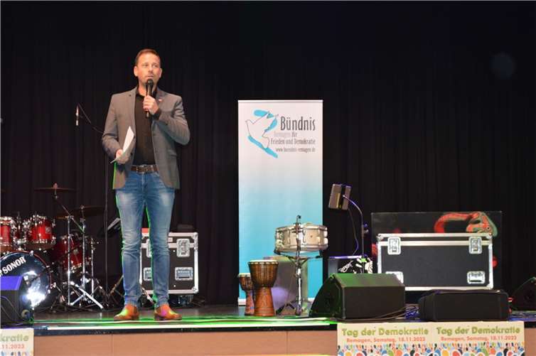 Musik, Poesie und viele Informationen in der Rheinhalle Bürgermeister Björn Ingendahl.