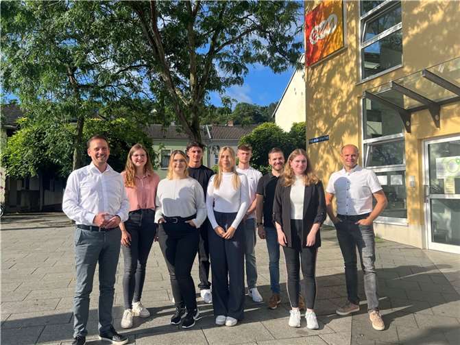 Bürgermeister Björn Ingendahl, Büroleiter Marc Göttlicher sowie die Ausbildungsbeauftragten Marius Köbbing und Verena Weyl begrüßten die neuen Auszubildenden.  Foto: Stadt Remagen