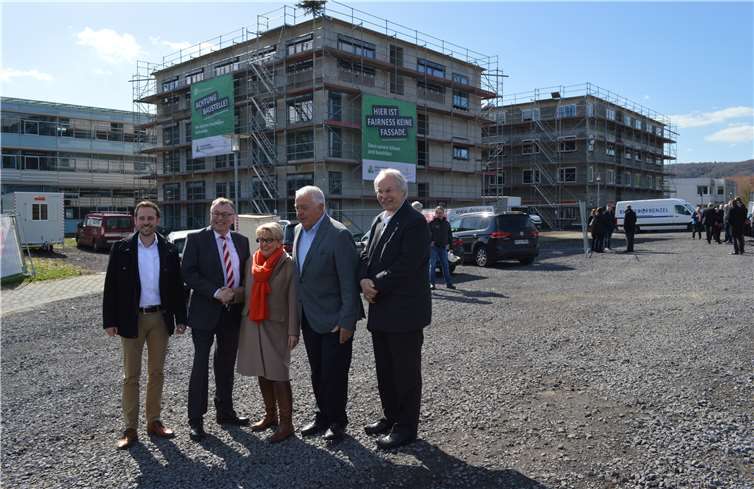 Bürgermeister Björn Ingendahl, Landrat Dr. Jürgen Pföhler, die Geschäftsführerin des Studierendenwerks Koblenz, Gabriele Riedle-Müller, Landtagsabgeordneter Guido Ernst und der Präsident der Hochschule Koblenz, Prof. Dr. Kristian Bosselmann-Cyran vor den neuen Gebäuden auf dem Campus-Gelände. Foto: AB