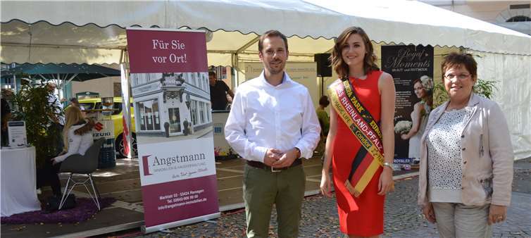 Bürgermeister Björn Ingendahl, Miss Rheinland-Pfalz Laura Herter und die Vorsitzende von „Remagen mag ich“, Petra Pellenz, begrüßten am Samstagnachmittag vor dem Festzelt auf dem Marktplatz die Besucher. AB