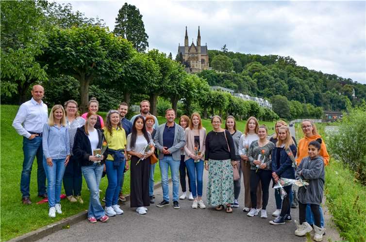 Bürgermeister Björn Ingendahl (Mitte) und Büroleiter Marc Göttlicher (links) sowie einige Mitarbeiter*innen aus dem Fachbereich der Stadtverwaltung, gratulieren den Auszubildenden, Praktikant*innen sowie FSJ’lerinnen. Foto: Verena Weyl