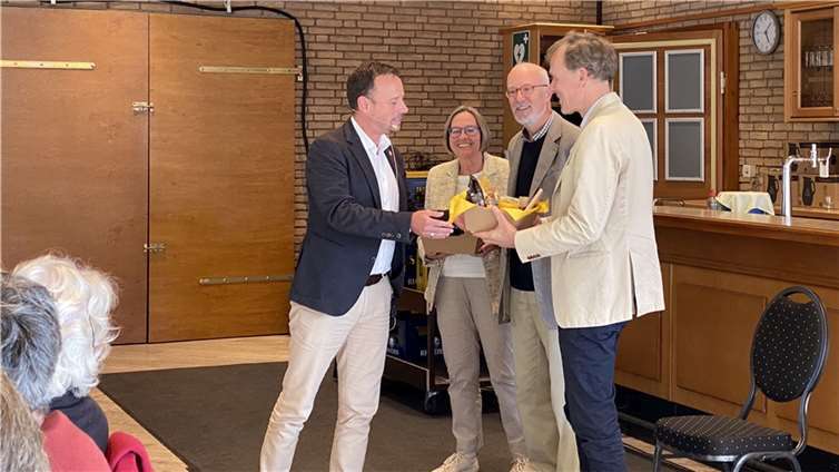 Bürgermeister Björn Ingendahl bedankt sich bei den Mitwirkenden und Dan Hummel für die Realisierung des Films. Foto: Stadt Remagen