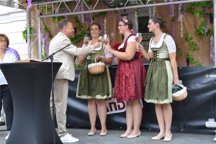 Drei Tage Hochbetrieb beim Weinfest in Remagen Bürgermeister Björn Ingendahl begrüßte die Majestäten herzlich.
