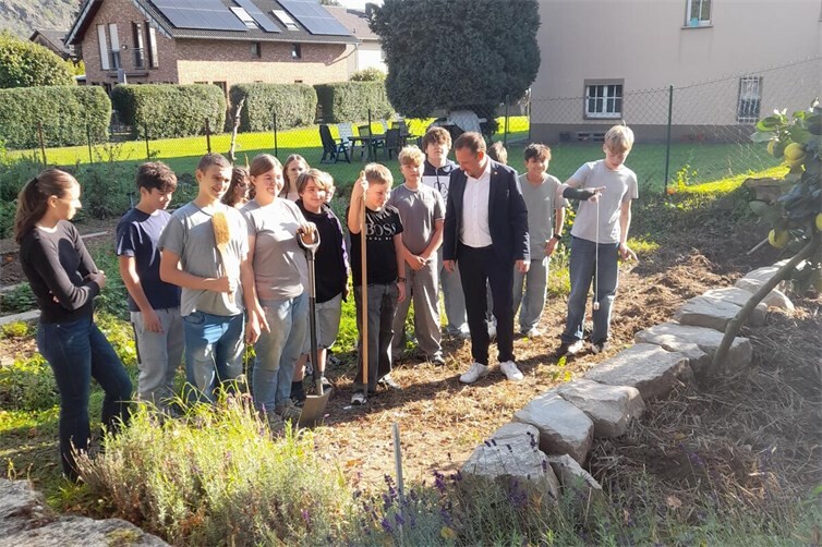 Bürgermeister Björn Ingendahl besucht das Projekt von „Garten zusammen“ und der IGS Remagen.