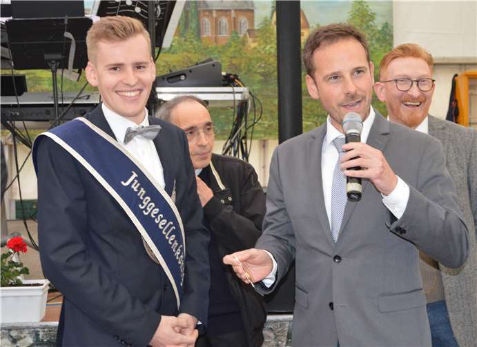 Bürgermeister Björn Ingendahl ehrt JGV-König Tobias Gadschmit dem Orden der Stadt.