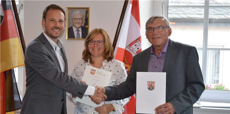 Bürgermeister Björn Ingendahl gratuliert Karl-Heinz Wudi und Tanja Wahl.Foto: AB