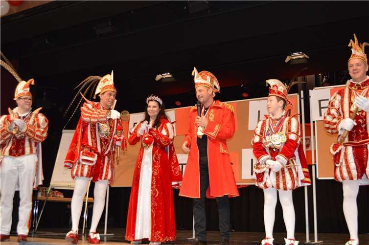 Bürgermeister Björn Ingendahl hat den Schlüssel übergeben, der an den närrischen Tagen von Tollität zu Tollität wechselt. Fotos: AB