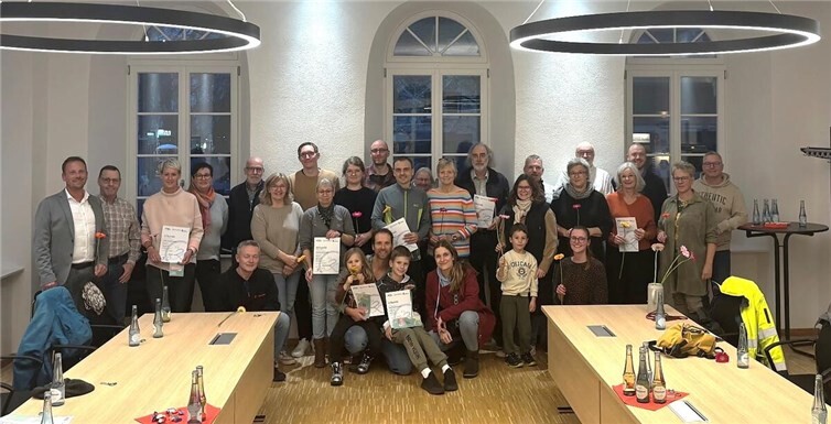 Bürgermeister Björn Ingendahl (l.) gratuliert den Teilnehmenden und überreicht die Urkunden. Foto: Stefanie Ehlert, Stadt Remagen