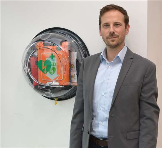 Bürgermeister Björn Ingendahl mit Defibrilator. Foto: privat