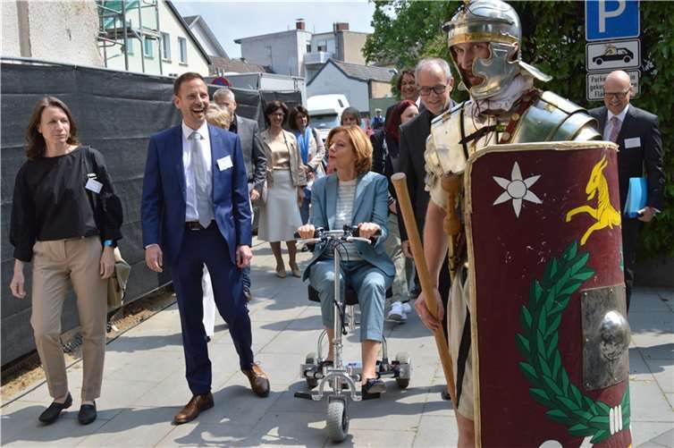 Bürgermeister Björn Ingendahl mit Ministerpräsidentin Malu Dreier beim Rundgang.  Fotos: AB