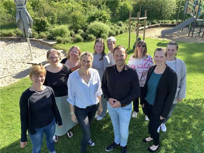 Bürgermeister Björn Ingendahl mit den Kita-Leitungen und dem Trägerteam aus der Verwaltung.  Foto: Alina Thomas