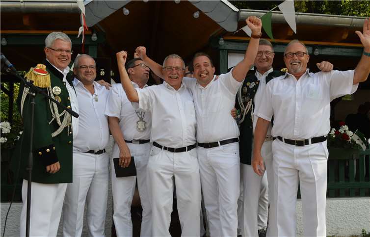 Bürgermeister Björn Ingendahl (r.) stellte den Remagenern undGästen das neue Königspaar offiziell vor. Jubel auch bei Altkönig Alexander Lembke (3. v. r.),dessen Vater Otto (4. v. r.) die vorbereitenden Schüsse auf den Rumpf des Altkönigsvogels gesetzt hatte.