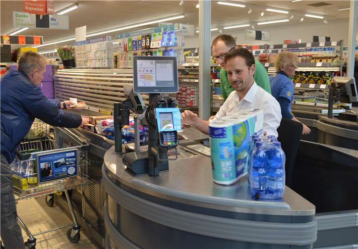 Bürgermeister Björn Ingendahl übernahm für 20 Minuten eine Kasse.