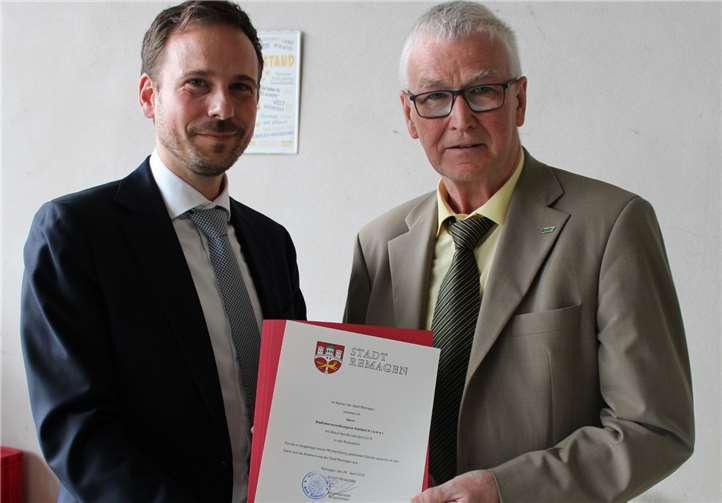 Bürgermeister Björn Ingendahl überreichte Adalbert „Alla“ Krämer nach 50 Dienstjahren die offizielle Entlassungsurkunde.