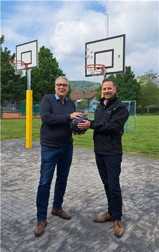 Bürgermeister Björn Ingendahl und Ortsvorsteher Wilfried Humpert auf dem neuen Spielfeld.  Foto: Stadt Remagen