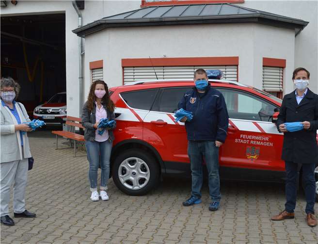 Bürgermeister Björn Ingendahl und Stadtwehrleiter Ingo Wolf betonten, wie sehr die Unterstützung durch die Masken derzeit hilft. Foto: AB