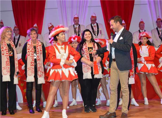 Bürgermeister Björn Ingendahl verabschiedete die scheidende Kinderprinzessin Sarina.  -AB-