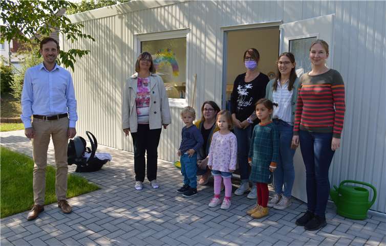 Bürgermeister Björn Ingendahl (v.l.) mit Kitaleiterin Rita Britz, den Kindern Jakob, Anna und Diane und den Erzieherinnen vor der neuen Kitagruppe „Regenbogen“ in Bandorf.Foto: AB