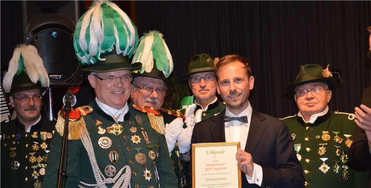 Bürgermeister Björn Ingendahl wurde per gerahmter Urkunde unter dem Applaus der Gäste zum Ehrenpräsidenten der Gesellschaft ernannt. ab