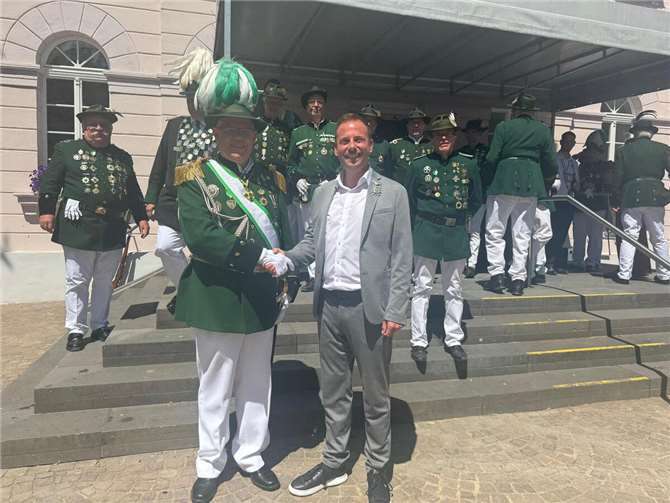 Bürgermeister Björn Ingendahl wurde soeben von dem amtierenden Schützenkönig Stefan Beyer abgeholt.  Foto:privat