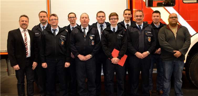 Bürgermeister Breithausen (1.v.l.), stv. Wehrleiter Uwe Kleinmann (2.v.l.) Wehrleiter Peter Schäfer (3.v.l.) und Wehrführer Volker Lemgen (3.v.r.) mit den ernannten Feuerwehrmitgliedern.Matthias Lemgen