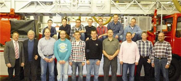 Bürgermeister Breithausen, Ortsbürgermeister Kleinmann, LM Neitzert, HFM Wagner, OFM Dittrich, OLM Dittrich, OBM Kleinmann, OLM Curdes, Stellv. Wehrleiter Schäfer, Wehrleiter Schmidt, hinten: FMA Curdes, FMA Pense, LM Schmidt, OFM Puderbach, FM Herrfurth, Wehrführer Purlis und stellv. Wehrführer Hoffmann (v.l.). Privat