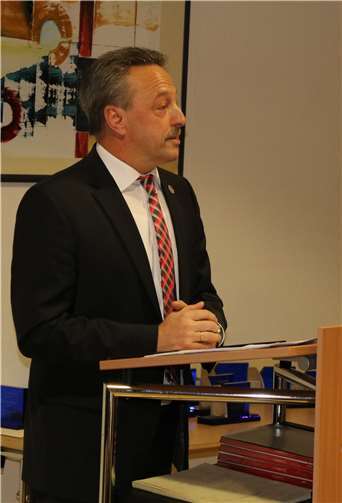 Bürgermeister Breithausen bei seiner Laudatio.