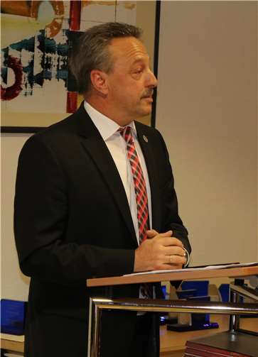 Bürgermeister Breithausen bei seiner Laudatio.