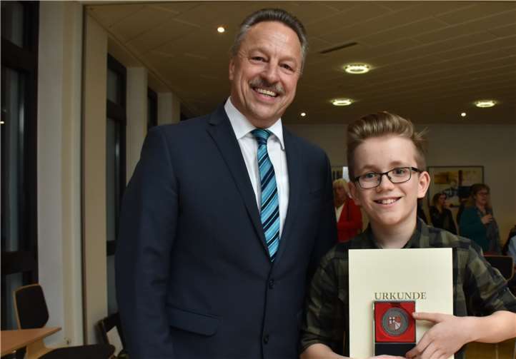 Bürgermeister Breithausen freut sich mit Johannes Hoffmann über dessen Weltmeistertitel.