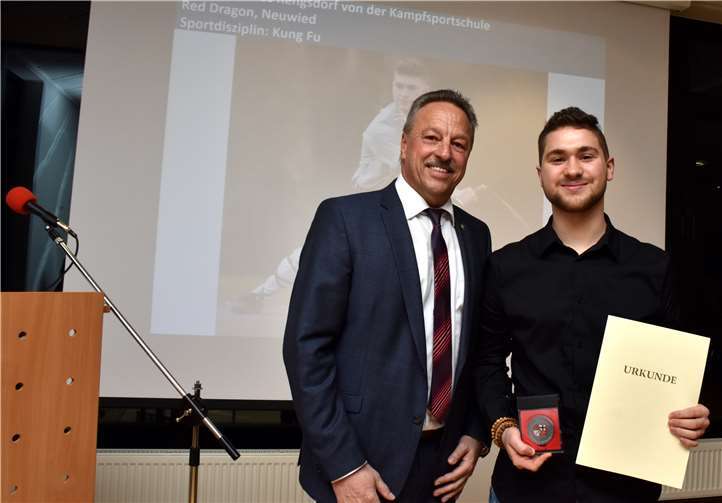 Bürgermeister Breithausen freut sich neben dem dreifachen Weltmeister Leon Linse zu stehen.
