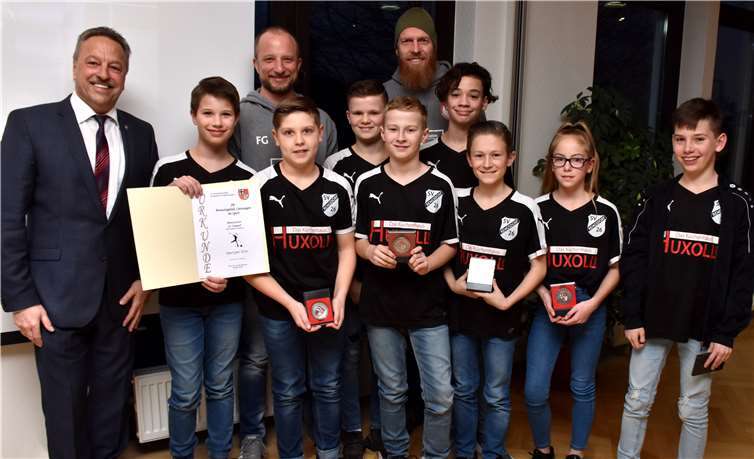 Bürgermeister Breithausen links ehrte die D Jugend der JSG Rengsdorf Melsbach für ihren Aufstieg in die Rheinlandliga.