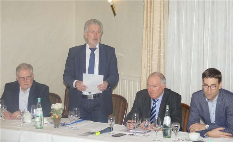 Bürgermeister Bruno Seibeld hatte zum Dreikönigstreffen der Winzereingeladen, zu dem er auch die Referenten Achim Rosch,Wolfgang Haupt und Gerd Knebel begrüßen konnte. Fotos: TE