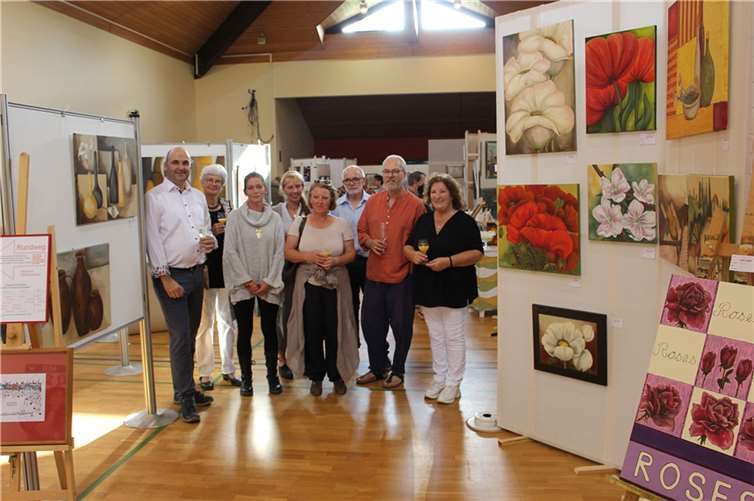 Bürgermeister Bürger mit den Künstlern Irmgard Dahm, Jessica Zimpel-Nonn, Anja Ihmann, Lieselotte Breuer, Alois Bockshecker, Uwe Sülflohn und Doris Höper (v.li.) zu Beginn der Ausstellung. Foto: WER