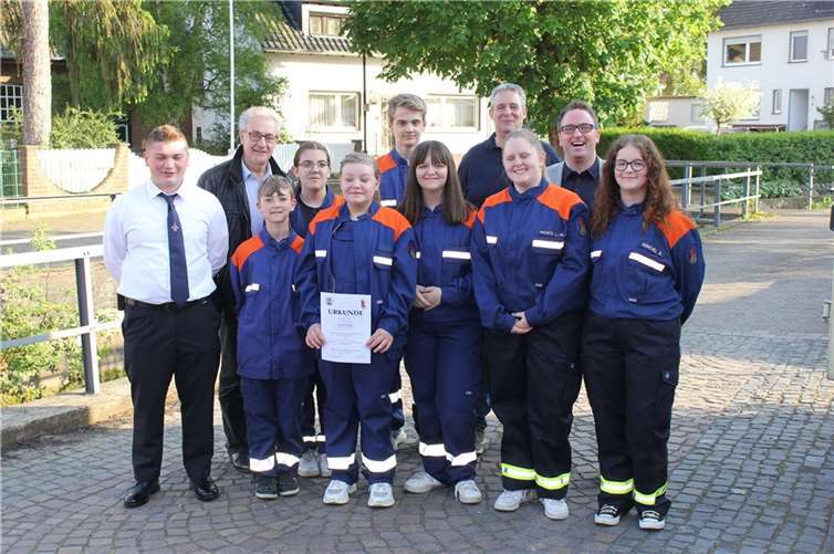 Bürgermeister Caspers (2.v.re.) und Ortsbürgermeister Felten (2.v.li.) gemeinsam mit Jugendfeuerwehrwart Andreas Dünchel (4.v.re.) und seinem Stellvertreter Tim Wollny (li.) mit den Mitgliedern der Jugendfeuerwehr Waldorf.