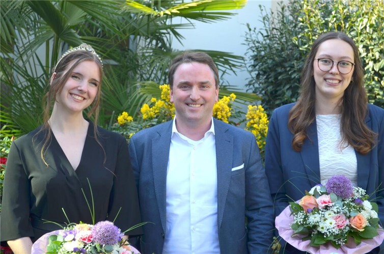 Bürgermeister Caspers mit aktueller und kommender Brunnenkönigin.