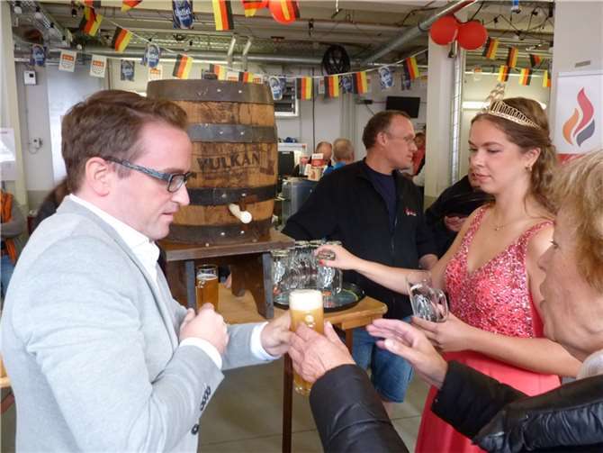 Bürgermeister Caspers verteilte selbst gezapftes Bier. 