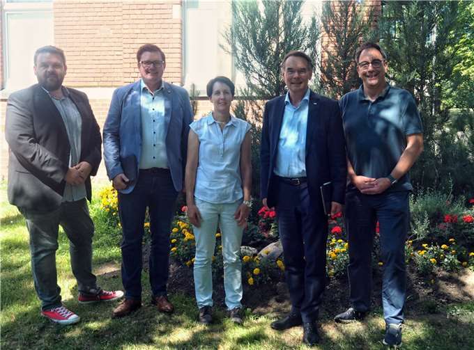Bürgermeister Christoph Mohr, Michael Bleidt, Landesgruppengeschäftsführer VKU, Claudia Braun, Projektverantwortlicher Wasserstoff, Ingbert Liebing, Hauptgeschäftsführer VKU, Werkleiter Michael Stiren (v.l.). Foto: Stadt Bendorf