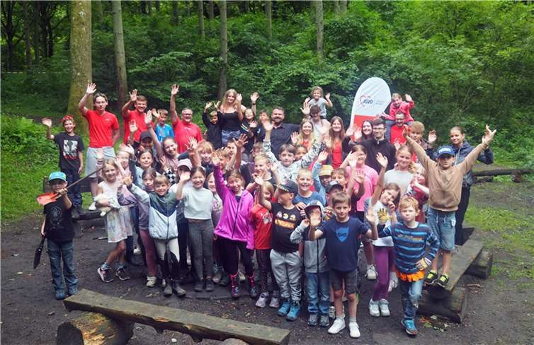 Bürgermeister Christoph Mohr (Mitte) besuchte die AWO-Ferienfreizeit im Sayntal. Foto: Stadt Bendorf
