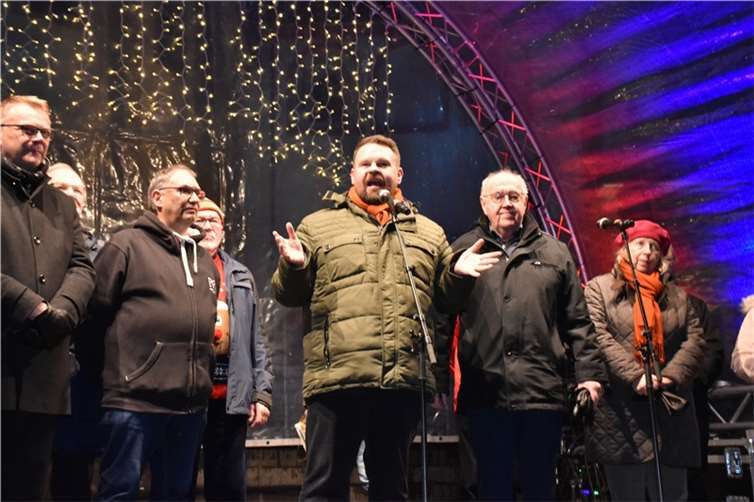 Bürgermeister Christoph Mohr Mitte eröffnete den Bendorfer Weihnachtsmarkt.