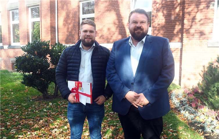 Bürgermeister Christoph Mohr bedankte sich bei Dominik Knoll für seinen ehrenamtlichen Einsatz.  Foto: Stadt Bendorf