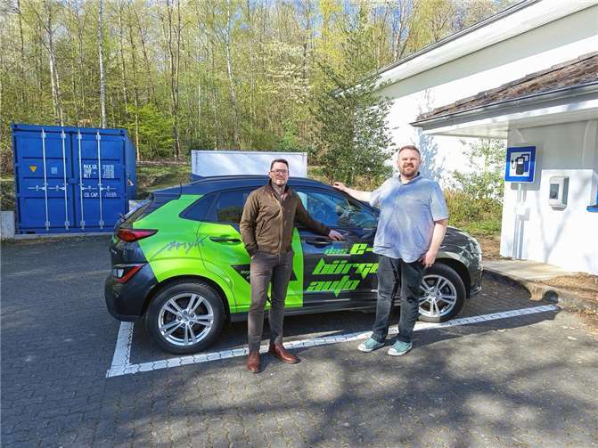 Bürgermeister Christoph Mohr bedankte sich zum Ende des Projektes „E-Bürgerauto“ bei Kümmerer Heiko Michels für seinen Einsatz. Foto: Stadt Bendorf