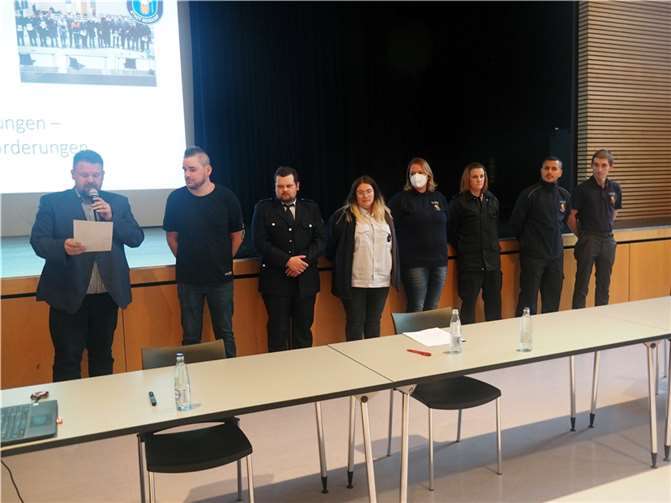 Bürgermeister Christoph Mohr beförderte engagierte Mitglieder zum Feuerwehrmann/zur Feuerwehrfrau.