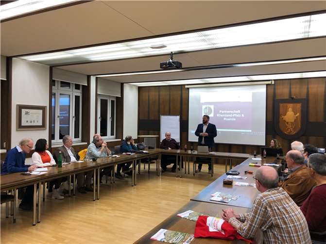 Bürgermeister Christoph Mohr begrüßte die Interessierten bei der Info-Veranstaltung zum Thema Ruanda.  Foto: Stadt Bendorf