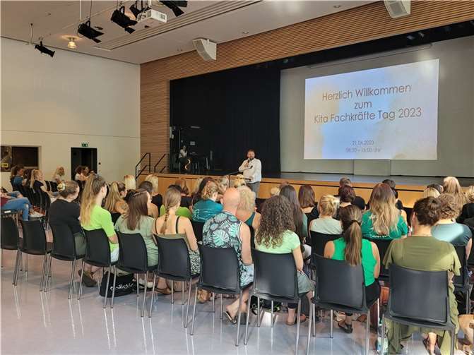 Bürgermeister Christoph Mohr begrüßte die Kita-Teams in der Stadthalle..  Foto: Theresa Artzdorf/Stadt Bendorf