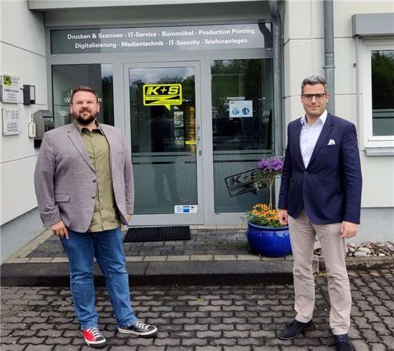 Bürgermeister Christoph Mohr beim Ortstermin mit Tim Wessel, neuer Niederlassungsleiter von PAULY in Bendorf. Foto: Stadt Bendorf am Rhein
