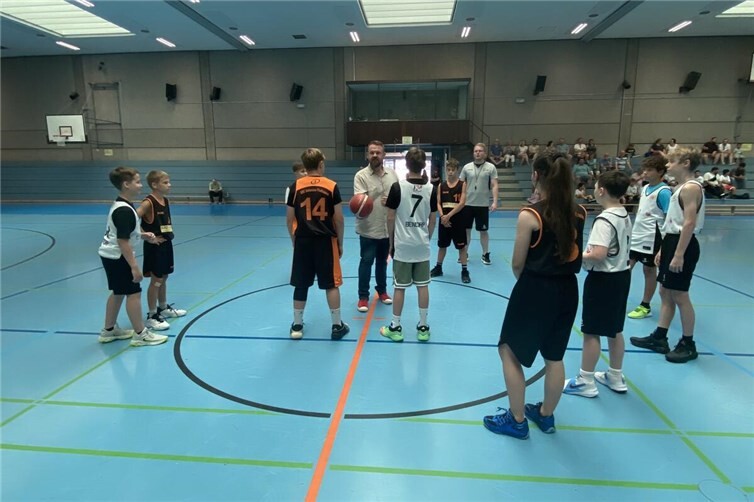 Bürgermeister Christoph Mohr beim Tip-Off