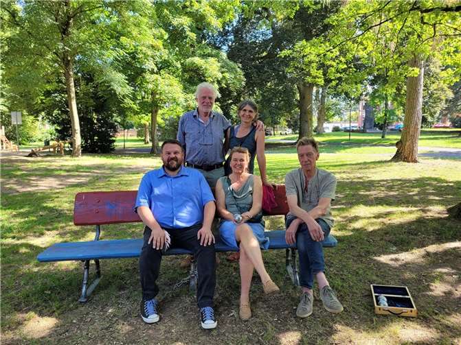 Bürgermeister Christoph Mohr dankte den Stiftern der selbstgebauten Bank, die den Stadtpark bereichert (stehend: Jan Schröder, Uta Minnich, sitzend: Judith Radl und Thaddäus Schröder).Foto: Stadt Bendorf