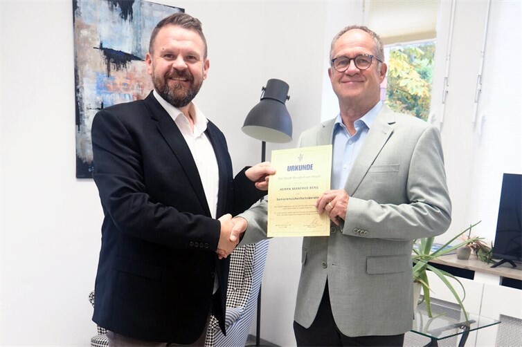 Bürgermeister Christoph Mohr ernannte Manfred Berg zum Sicherheitsberater für Seniorinnen und Senioren.