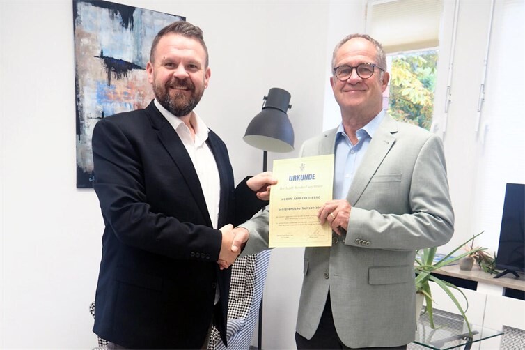 Bürgermeister Christoph Mohr ernannte Manfred Berg zum Sicherheitsberater für Seniorinnen und Senioren.