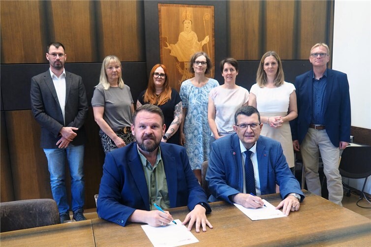 Bürgermeister Christoph Mohr (links) und Universitätspräsident Prof. Dr. Stefan Wehner bei der Unterzeichnung der Rahmenkooperationsvereinbarung zwischen der Stadt Bendorf und der Universität Koblenz. Im Hintergrund: (v.l.n.r.): Dr. Jan Fleischhauer, Dr. Almuth Sax, Nina Kelle-Gilles, M.A., Prof. Dr. Wiebke Warburg, Claudia Braun, Koordinatorin der Kooperation für die Stadt Bendorf, Dr. Miriam Voigt, Fachbereichsleiter Stadtentwicklung, Bauen, Wirtschaft, Kultur der Stadt Bendorf Werner Prümm.